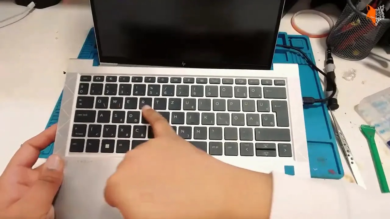 Finger testet einzelne Tasten der HP EliteBook 835 G8 Tastatur