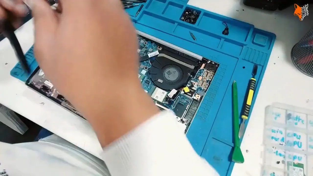 Werkzeuge und Ersatzteile auf einer antistatischen Matte neben einem geöffneten HP EliteBook 835 G8