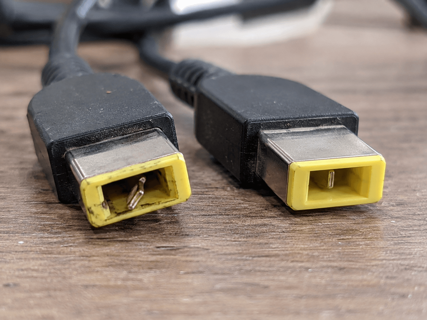 Lenovo Ladepin abgebrochen