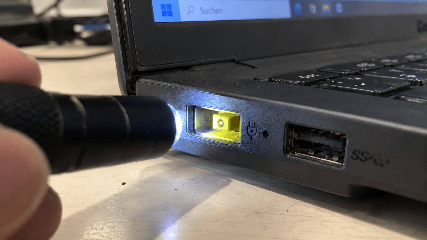 Lenovo Ladepin abgebrochen
