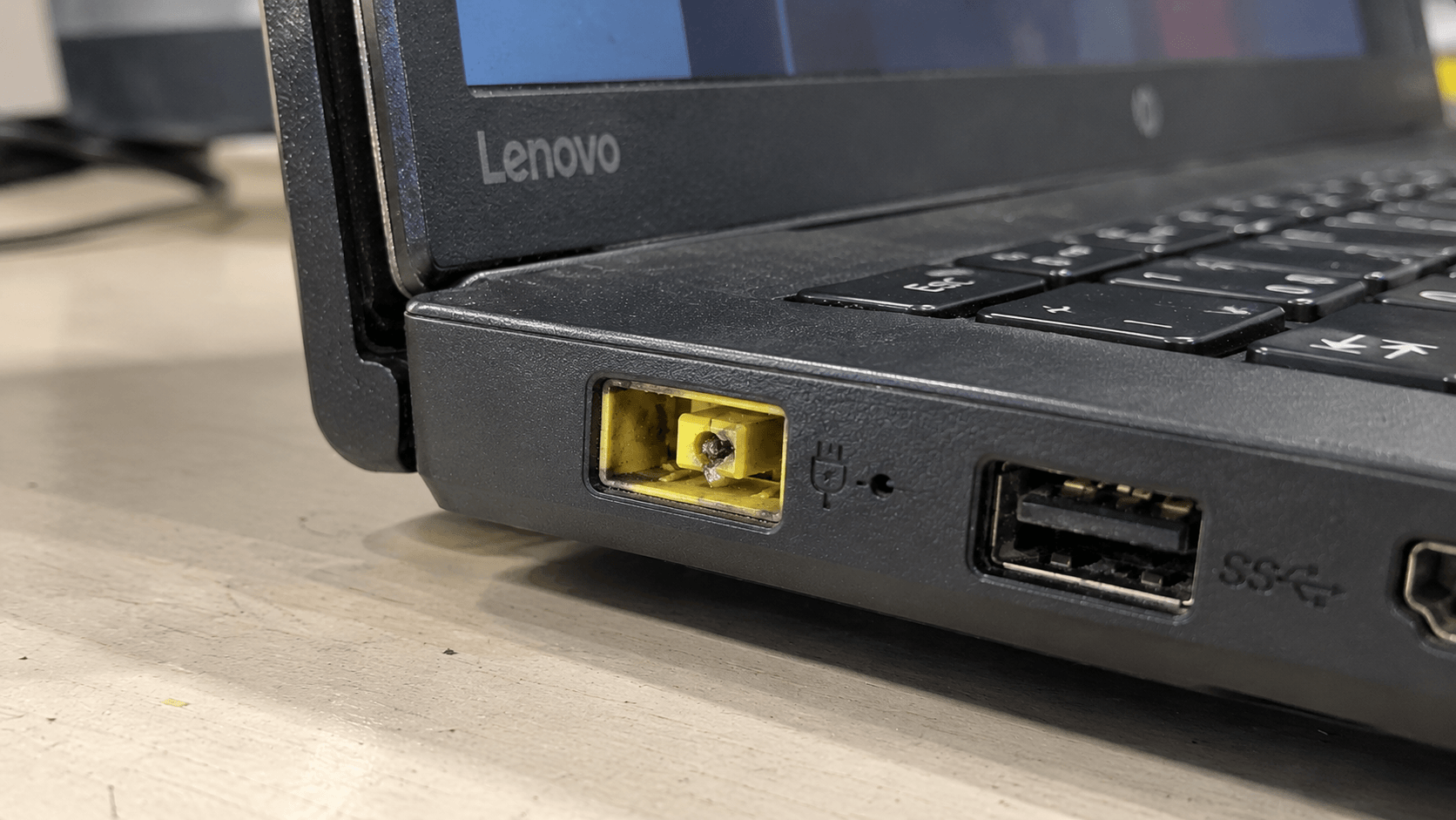 Lenovo Ladepin abgebrochen