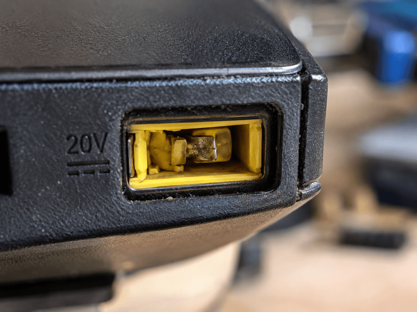 Lenovo Ladepin abgebrochen